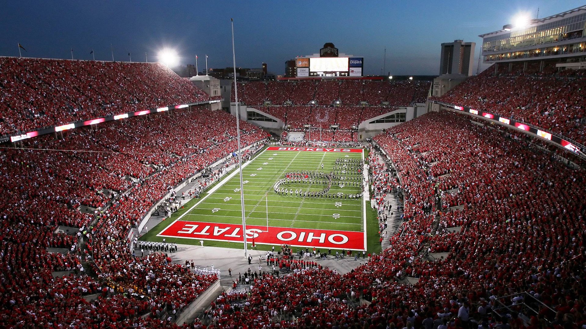 “未来已现：智能赛车引领速度革新”，未来的智能车